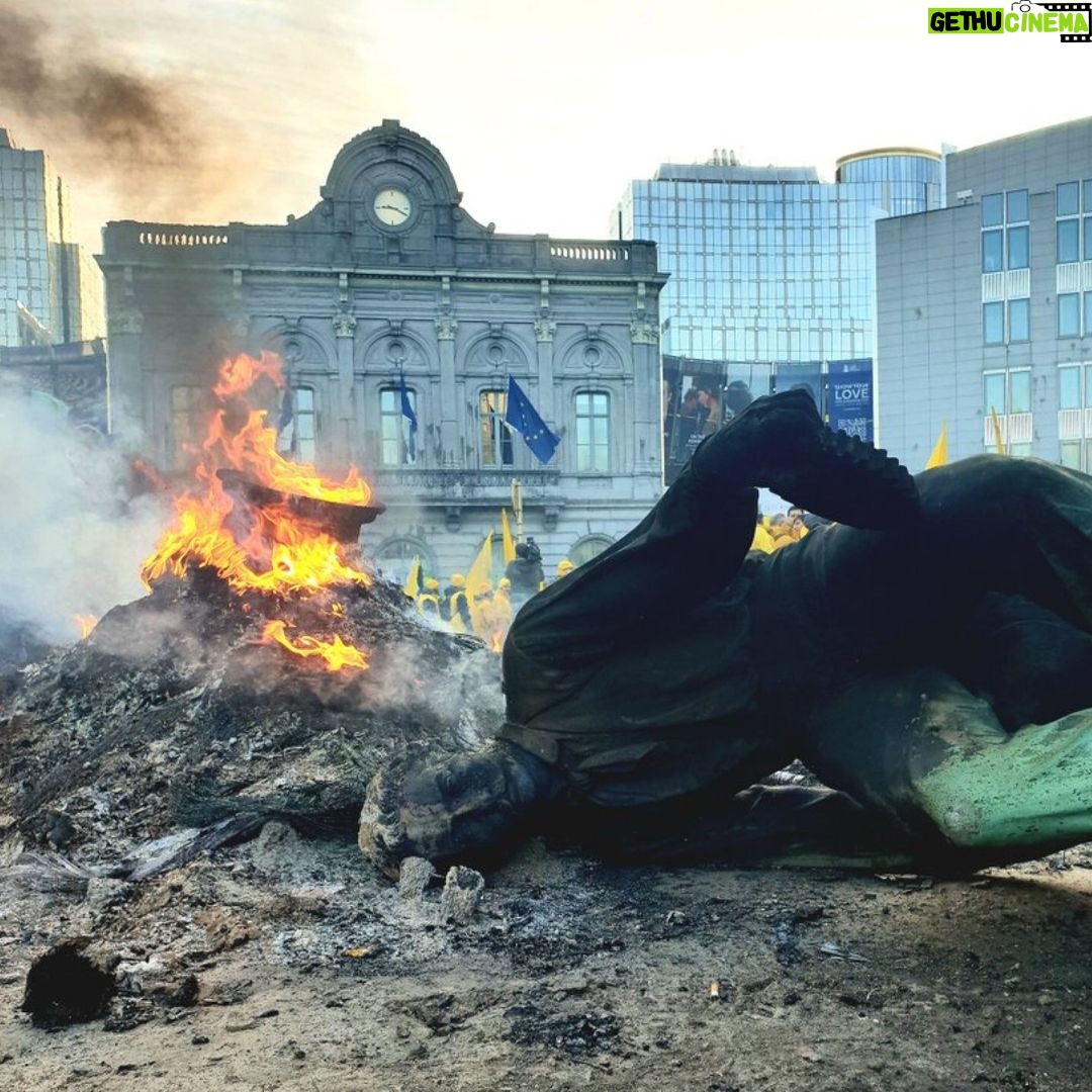 Martin Sonneborn - 7.2K Likes - In der Nacht vor dem heutigen EU-Sondergipfel haben Tausende Bauern mit Landwirtschaftsdelegationen aus Frankreich, Belgien, Spanien, Italien und Portugal vor meinem Arbeitsplatz in Brüssel kampiert. Die Stadt steht still, schon 230 Kilometer Stau um 8 Uhr morgens. Gut, dass ich um diese Uhrzeit noch schlafe...
Was die EU betrifft, so stehen Außen- & Innenwelt sichtlich in keinem brauchbaren Verhältnis mehr zueinander: Während draußen über 1300 Traktoren das Europäische Parlament und seinen mittlerweile brennenden Vorplatz blockieren, haben die 27 Staatschefs drinnen den Zorn der Bauern noch nicht einmal auf ihre Tagesordnung gesetzt.
Das hasst der Bauer europaweit: Zu niedrige Einkommen, Inflation, überbordende EU-Bürokratie, Anhäufung unsinniger Normen, Konkurrenzdruck durch Mercosur, explodierende Treibstoffkosten. Zu hohe Bier- und Dönerpreise! Kommt uns bekannt vor...
Die sog. einfachen Leute, die Landwirte & Arbeiter, waren schon oft die maßgebliche Triebkraft in der europäischen Geschichte. Während Amtsträger, nun ja, eher als etwas „retardierend“ beschrieben sind.
Vive la Bauernrevolution!