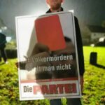 Martin Sonneborn Instagram - Bild von der gestrigen Demonstration vor dem Spiel Leverkusen vs. Quadratbatsch Agdam (Aserbaidschan). Ich war zum ersten Mal in meinem Leben für Leverkusen... Smiley!