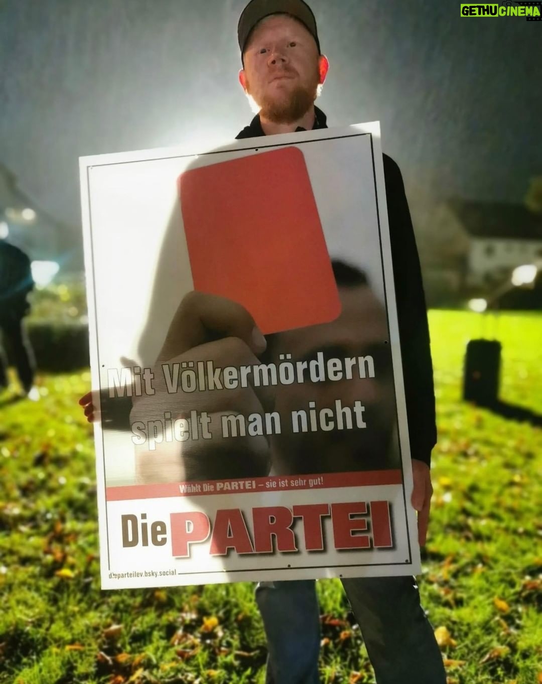 Martin Sonneborn - 6.6K Likes - Bild von der gestrigen Demonstration vor dem Spiel Leverkusen vs. Quadratbatsch Agdam (Aserbaidschan). Ich war zum ersten Mal in meinem Leben für Leverkusen... Smiley!