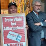 Martin Sonneborn Instagram - Hihihi. Protestparteien unter sich: Die PARTEI (links), AfD (rechts)