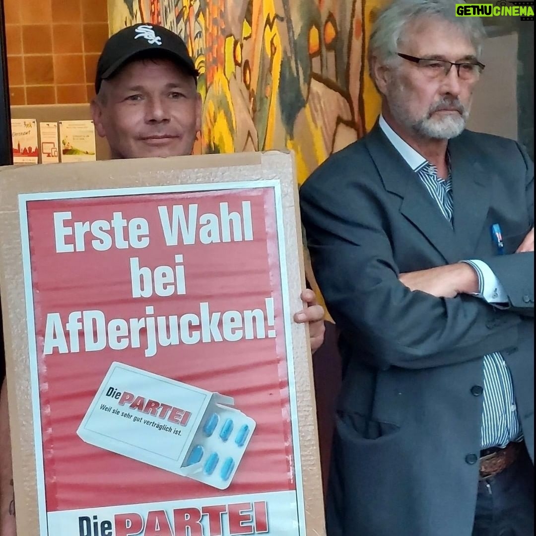 Martin Sonneborn - 14.2K Likes - Hihihi.
Protestparteien unter sich: Die PARTEI (links), AfD (rechts)