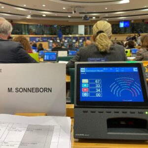 Martin Sonneborn Instagram - Der 10 h Brüssel-Tripp hat sich gelohnt: Ich habe die eine, entscheidende Stimme für die namentlichen Abstimmungen im LIBE-Ausschuss geliefert - und dann haben wir bei Chatkontrolle/Massenüberwachung gegen Sozialdemokraten & Konservative & Rechtsradikale ALLES VERLOREN was man nur verlieren kann. Mit zwei oder drei Stimmen Unterschied. Immerhin können die freundlichen Kollegen von den Piraten Ihnen jetzt die Abstimmungsergebnisse namentlich dokumentieren... Und jetzt bitte die A6 wieder freimachen!