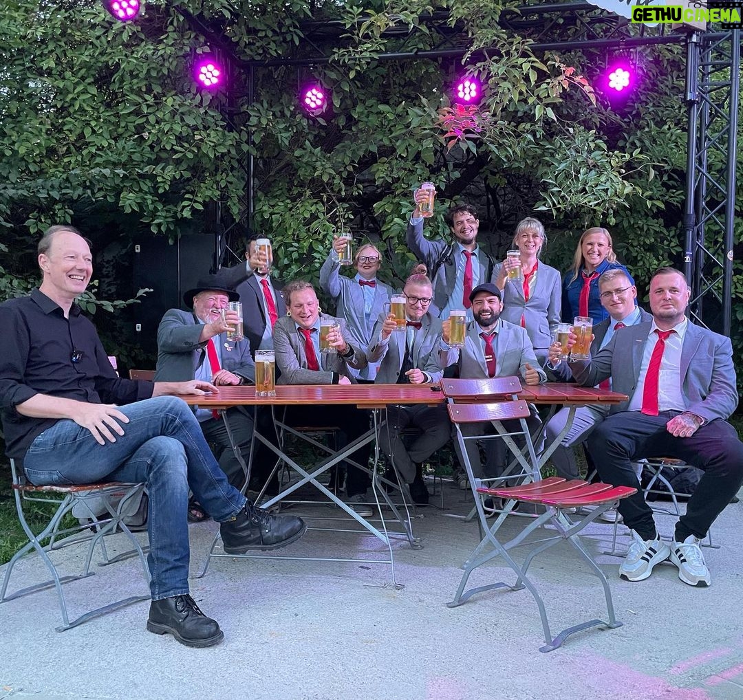 Martin Sonneborn - 5.1K Likes - Überraschende Wahlkampfkontrolle bei der PARTEI Kempten - alles im grauen Bereich… Smiley