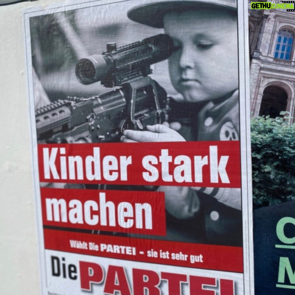 Martin Sonneborn Instagram - Nachricht aus Bayern: "Ich finde das pervers: Gemetzel in der Ukraine, Völkermord in Bergkarabach. Ja zu Splitterbomben. Aber darüber regen sie sich auf, Kind mit Wumme."