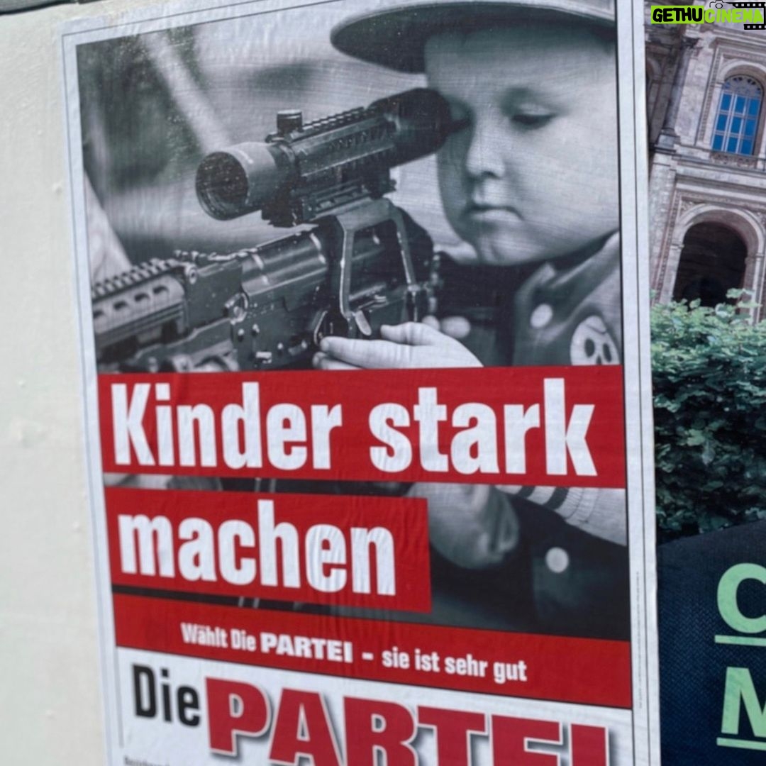 Martin Sonneborn - 5.6K Likes - Nachricht aus Bayern:
"Ich finde das pervers: Gemetzel in der Ukraine, Völkermord in Bergkarabach. Ja zu Splitterbomben. Aber darüber regen sie sich auf, Kind mit Wumme."