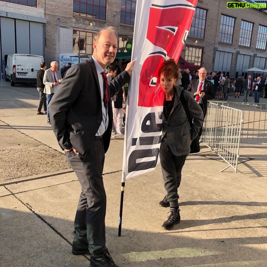 Martin Sonneborn - 5.3K Likes - Sibylle Berg ist die prominente Nr. 2 auf der Liste der PARTEI zur EU-Wahl im Juni '24... Wir feierten die Liste anschießend in einer der Satiresendungen des ZDF: im "Fernsehgarten". (die Presse berichtet... Smiley)