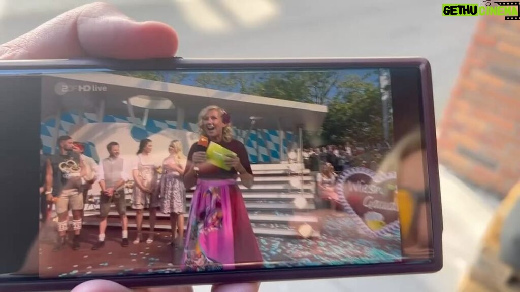 Martin Sonneborn Instagram - Grüße an die PARTEI-Freunde im Pool des Fernsehgartens… Andrea Kiewel (sauer) will alle Zuschauer rausschmeißen, die eine rote Krawatte tragen… Smiley