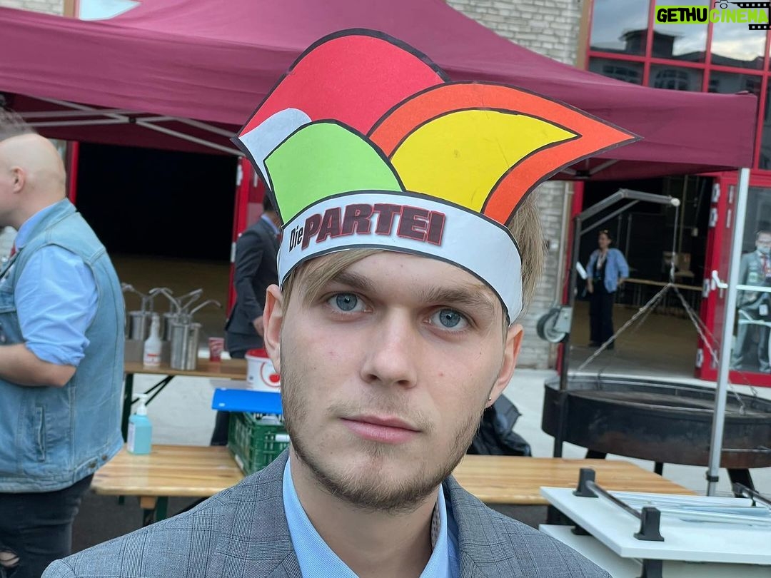 Martin Sonneborn - 3.1K Likes - Bundesparteitag der PARTEI in Mainz +++ Wir stellen die Liste zur EU-Wahl auf +++ Es wird gemunkelt, der Wahlvorschlag des Bundesvorstands beinhalte eine prominente Person auf Platz 2 +++ Alaaaaaf!
