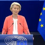 Martin Sonneborn Instagram - Leider hat mir die Parlamentsverwaltung keine Redezeit zum "State of the Union" eingeräumt. Dabei war meine Rede schon (fast) fertig... Sehr geehrte Frau vonderLeyen, unter Ihrer Führung hat Europa sichtlich an Erbärmlichkeit gewonnen. Nie war die EU ihren Prinzipien, Idealen und ihren Bürgern stärker entfremdet als heute. Nie war sie weiter von Frieden, Wohlstand und Freiheit entfernt; von Transparenz, Demokratie oder Rechenschaft – von den Zielen einer normativen Weltmacht & geostrategischer Autonomie ganz zu schweigen. Die Permanenz des Regelbruchs ist Ihr Erbe, die der Undurchsichtigkeit und Selbstermächtigung, der Korruption und Freiheitsbeschränkung bis hin zur Zensur, des wirtschaftlichen Niedergangs und sozialen Ruins. Und eine Haushaltsniete sind Sie auch noch: Der siebenjährige EU-Haushalt umfasst 1200 Milliarden Euro. Sie haben das Geld nach der Hälfte der Zeit verbraucht. Wie haben Sie das geschafft? Unter Ihrer Führung nähert sich die Union einem Zustand, in dem der Beitritt einer ausgebombten Ukraine keinen Unterschied mehr macht. Repression und Depression - DAS ist Ihr Werk - soweit man das von jemandem, der vermutlich noch nie einen autonomen Gedanken entwickelt hat, überhaupt sagen kann. Alles haben Sie immer nur abgeschrieben: als Studentin die Doktorarbeit, als Ministerin bei McKinsey und als Kommissionspräsidentin direkt vom Weißen Haus. Wie man hört, wünscht sich Joe Biden ausgerechnet Sie als neue NATO-Generalsekretärin. Sicher, Joe Biden wünscht sich auch, mal wieder eine Nacht durchzuschlafen, ohne fünfmal aufs Klo zu müssen, aber nichtsdestotrotz wäre es der logische große Knall am Ende Ihrer raketenhaften Karriere: An der Spitze der NATO bescherten Sie uns sicher bald explosive Schlagzeilen wie „Von der Leyen erklärt Atomkrieg per SMS“. In diesem Sinne: Viel Erfolg bei der Bewerbung! Auf zum letzten Gefecht! Lassen Sie’s krachen!