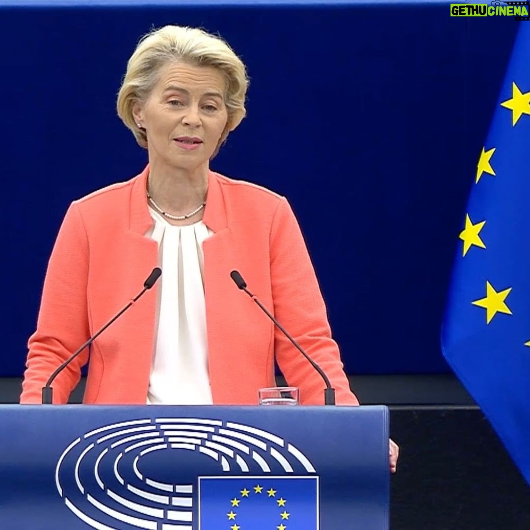 Martin Sonneborn - 4.8K Likes - Leider hat mir die Parlamentsverwaltung keine Redezeit zum "State of the Union" eingeräumt. Dabei war meine Rede schon (fast) fertig...
Sehr geehrte Frau vonderLeyen,
unter Ihrer Führung hat Europa sichtlich an Erbärmlichkeit gewonnen.
Nie war die EU ihren Prinzipien, Idealen und ihren Bürgern stärker entfremdet als heute.
Nie war sie weiter von Frieden, Wohlstand und Freiheit entfernt; von Transparenz, Demokratie oder Rechenschaft – von den Zielen einer normativen Weltmacht & geostrategischer Autonomie ganz zu schweigen.
Die Permanenz des Regelbruchs ist Ihr Erbe, die der Undurchsichtigkeit und Selbstermächtigung, der Korruption und Freiheitsbeschränkung bis hin zur Zensur, des wirtschaftlichen Niedergangs und sozialen Ruins.
Und eine Haushaltsniete sind Sie auch noch:
Der siebenjährige EU-Haushalt umfasst 1200 Milliarden Euro. Sie haben das Geld nach der Hälfte der Zeit verbraucht. Wie haben Sie das geschafft?
Unter Ihrer Führung nähert sich die Union einem Zustand, in dem der Beitritt einer ausgebombten Ukraine keinen Unterschied mehr macht.
Repression und Depression - DAS ist Ihr Werk - soweit man das von jemandem, der vermutlich noch nie einen autonomen Gedanken entwickelt hat, überhaupt sagen kann. Alles haben Sie immer nur abgeschrieben: als Studentin die Doktorarbeit, als Ministerin bei McKinsey und als Kommissionspräsidentin direkt vom Weißen Haus.
Wie man hört, wünscht sich Joe Biden ausgerechnet Sie als neue NATO-Generalsekretärin. Sicher, Joe Biden wünscht sich auch, mal wieder eine Nacht durchzuschlafen, ohne fünfmal aufs Klo zu müssen, aber nichtsdestotrotz wäre es der logische große Knall am Ende Ihrer raketenhaften Karriere: An der Spitze der NATO bescherten Sie uns sicher bald explosive Schlagzeilen wie „Von der Leyen erklärt Atomkrieg per SMS“.
In diesem Sinne: Viel Erfolg bei der Bewerbung!
Auf zum letzten Gefecht!
Lassen Sie’s krachen!