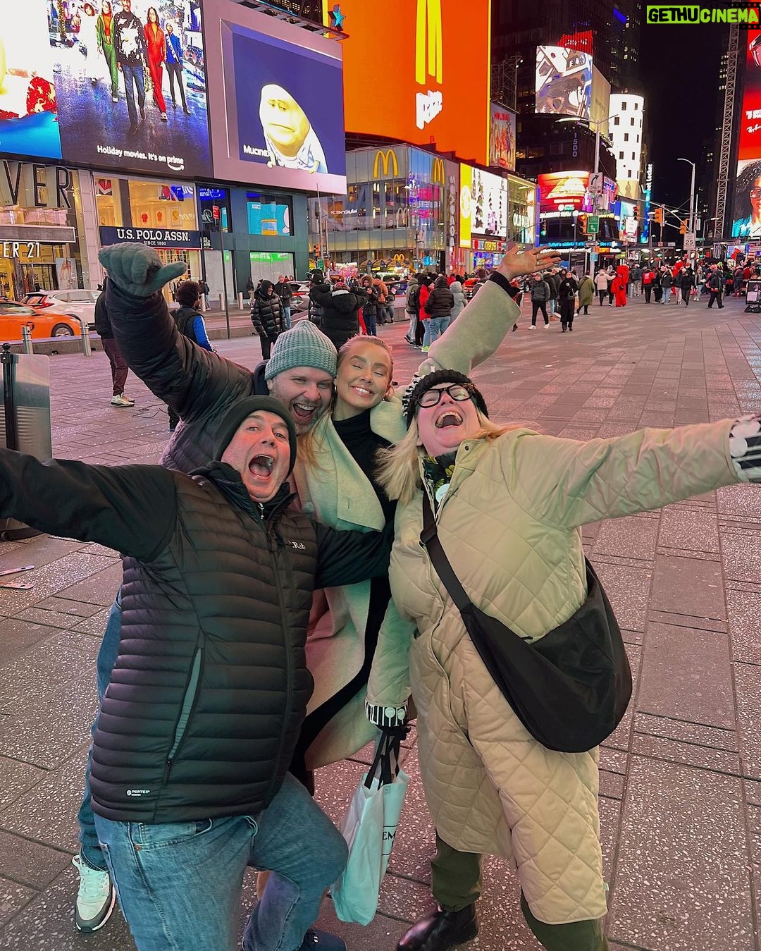 Martine Lunde Instagram - Endelig tilbake i favorittbyen🗽 Times Square, New York City