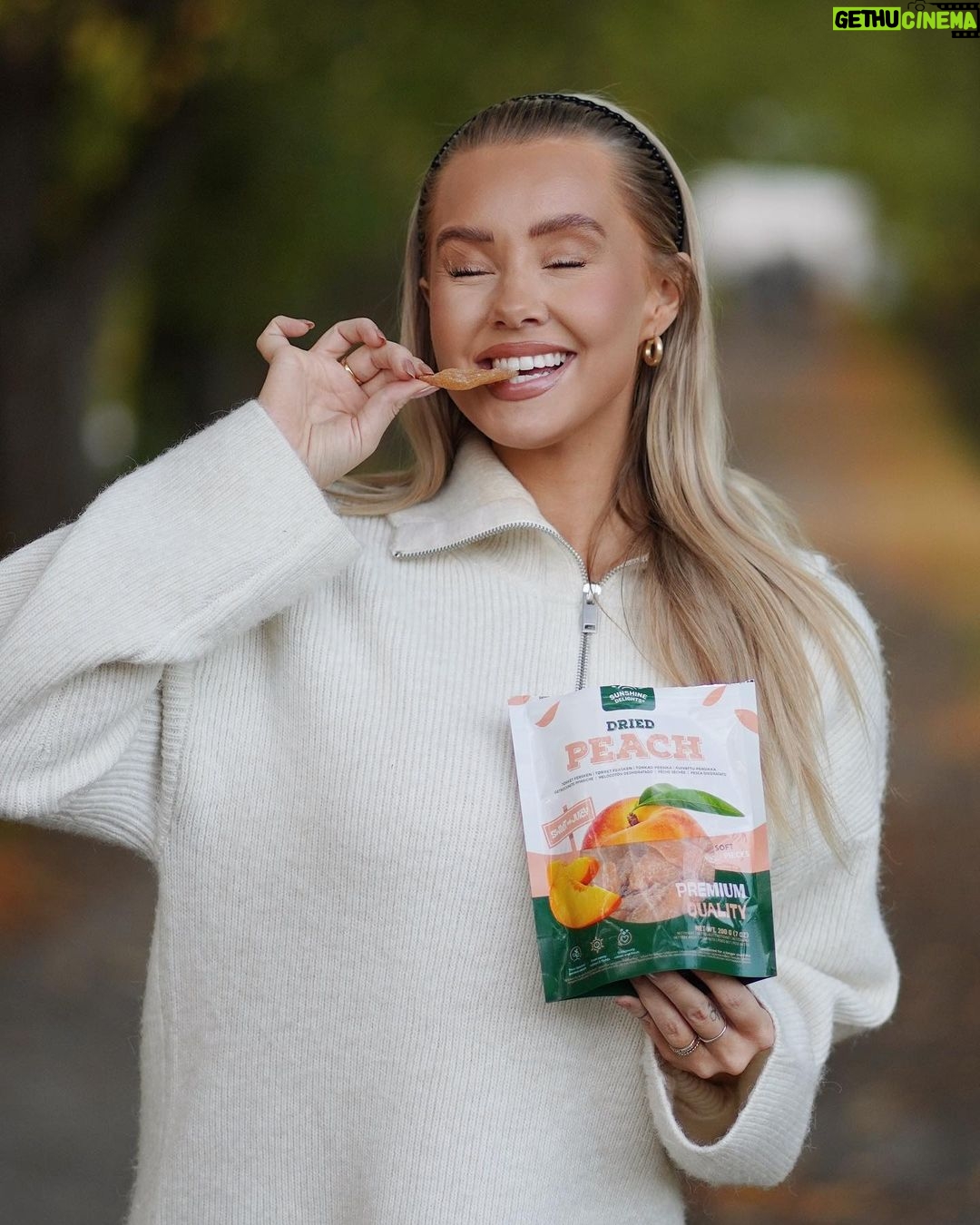 Martine Lunde Instagram - Annonse @sunshinedelights_no Jeg er en snackser, og tørka fersken blir jeg aldri lei av🍑 Disse er så utrolig gode, og har en skikkelig digg og saftig smak av fersken! Kjapp deg innom nærmeste matbutikk, og jeg lover at du ikke vil angre🧡 Oslo, Norway