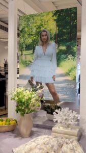 Martine Lunde Instagram - Annonse @kouture_no 🌸 30 minutter igjen til kjolene slippes på Kouture.no!!!!! Takk til alle som kom på eventet i butikk🤍🤍