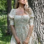 Martine Lunde Instagram – Annonse @kouture_no 🌸 Har gleda meg sååå mye til denne kolleksjonen slippes, og i dag er endelig dagen her!! Kjolene slippes online hos Kouture etter 20.00 i kveld, men vil du ha tilgang på de først kan du komme innom Kouture på Arkaden fra klokken 16.00🤍 Der blir det giveaways på kjolene, goodiebags til de første 50 som handler og ikke minst kan dere prøve og kjøpe kjolene! Håper vi sees🌸 Oslo, Norway
