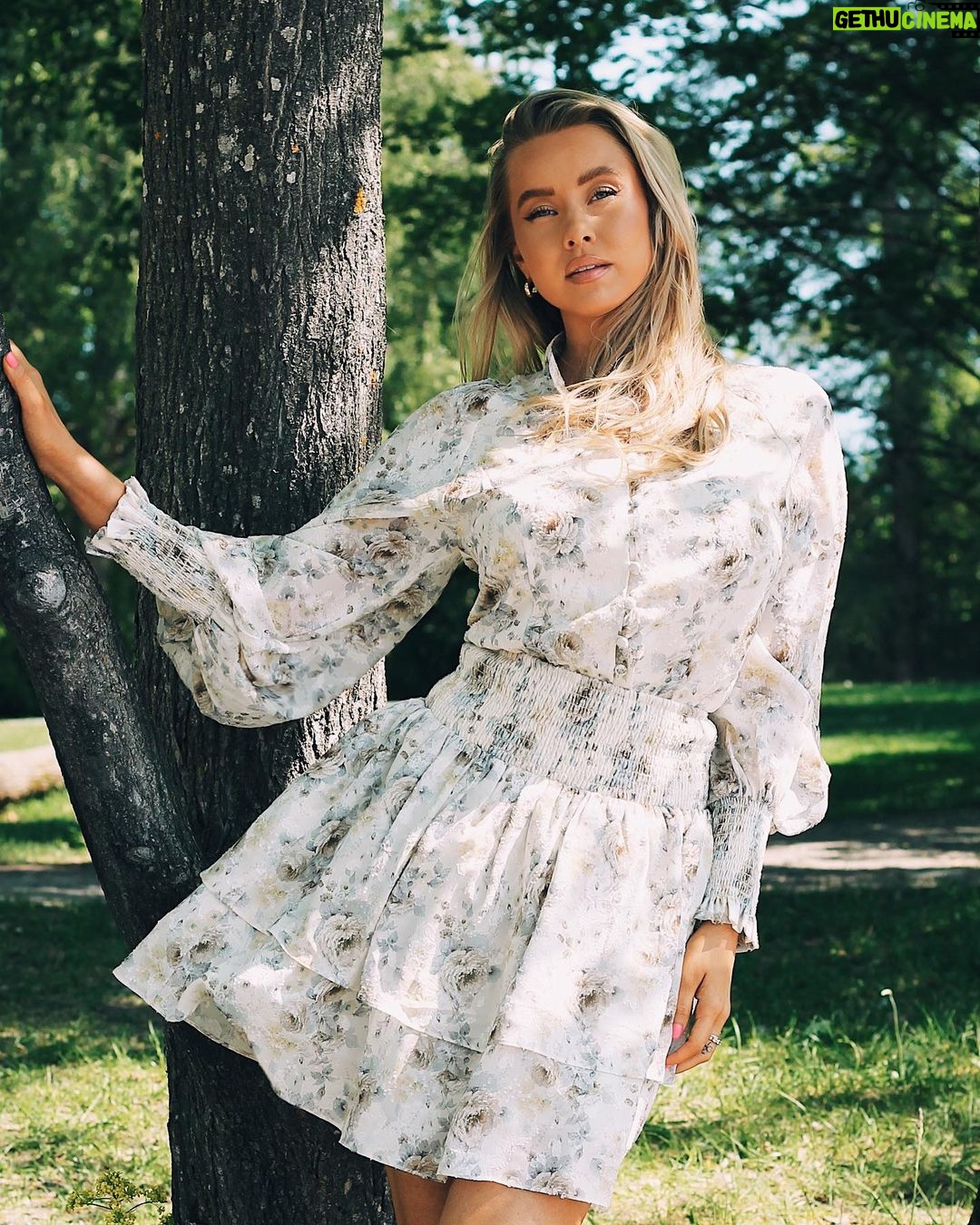 Martine Lunde Instagram - Annonse @kouture_no 🌸 Vi lanserer ikke bare kjoler, men også sett med skjørt og bluse!! Dette settet er en DRØM, og jeg er så fornøyd med hvordan dette ble🥹😍 Håper vi sees hos @kouture_no på Arkaden fra klokken 16.00 på torsdag!! Oslo, Norway