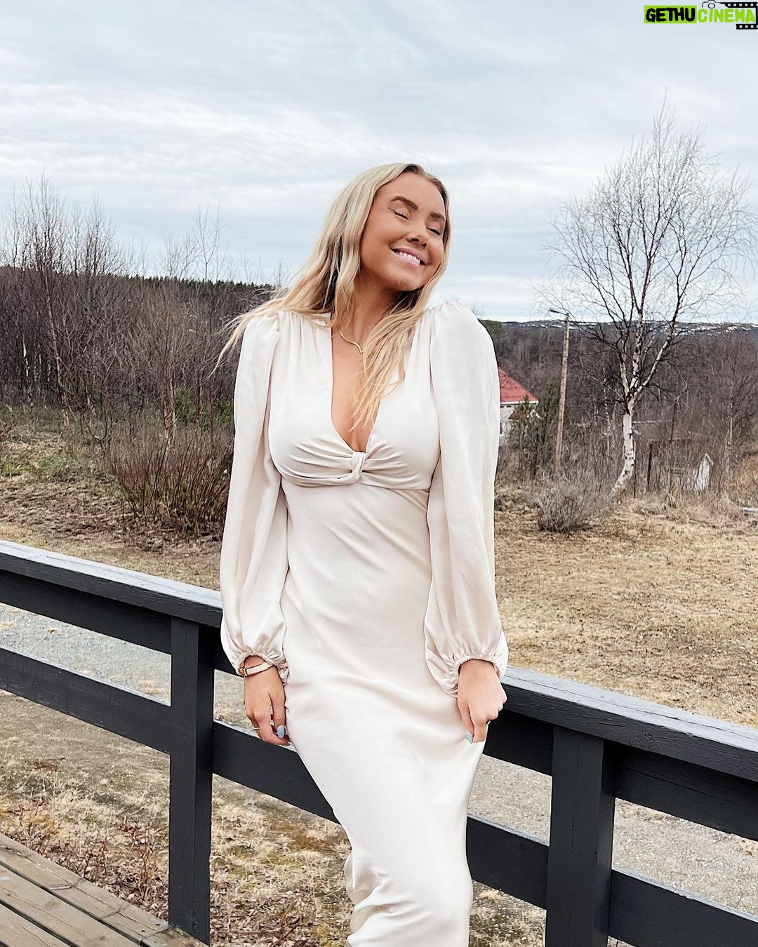 Martine Lunde Instagram - ☁️☁️ annonse- Om ikke så alt for lenge slippes endelig sommerkolleksjonen(e)😍 Neiden, Finnmark