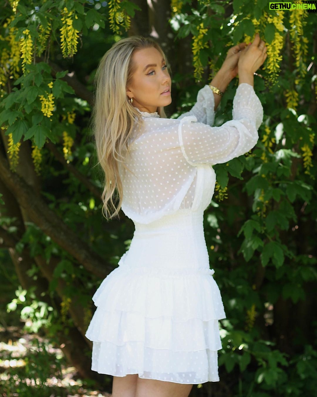Martine Lunde Instagram - Annonse @kouture_no 🌸 Klokken 20.00 slippes kjolene på Kouture.no🤍 Jeg kjører live på insta da! Om du er interessert i å få tak i en kjole fra kolleksjonen burde du sitte klar, for interessen er stor🌸 Vi sees live 20.00!