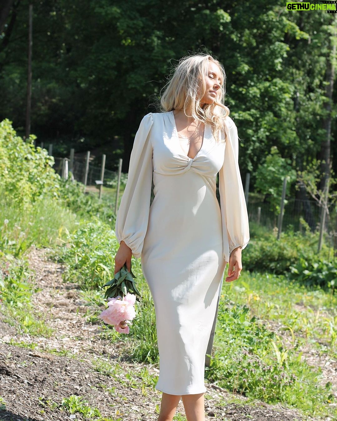 Martine Lunde Instagram - Annonse @kouture_no đ€ Ă
h, jeg gleder meg sĂ„ mye til disse kjolene slippes!! Vi slipper to kolleksjoner denne sommeren, og fĂžrste slippes torsdag 22. juniđ€ Vi skal som sagt ha et event hos @kouture_no pĂ„ Arkaden fra klokken 16.00, og jeg hÄÄÄper at akkurat du vil komme! Da vil du fĂ„ kunne kjĂžpe kjolene fĂžr alle andređ€ Kjolene som er igjen etter eventet slippes online samme kveld! HĂ„per vi seesđ€ Oslo, Norway