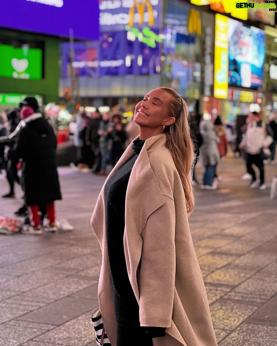 Martine Lunde Instagram - Endelig tilbake i favorittbyen🗽 Times Square, New York City