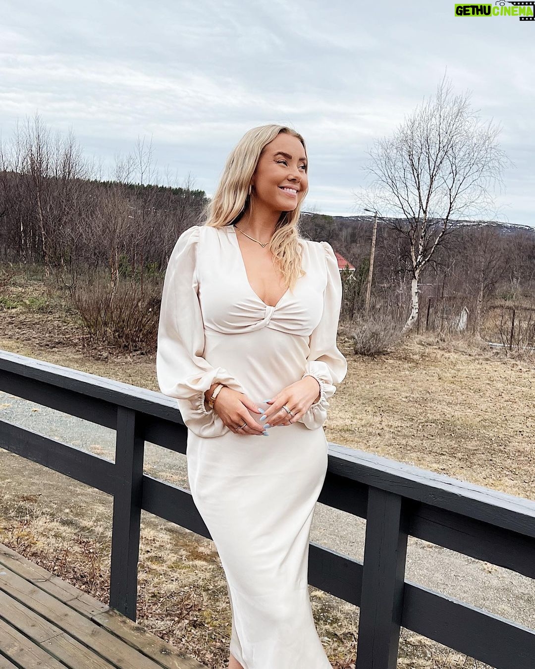 Martine Lunde Instagram - ☁️☁️ annonse- Om ikke så alt for lenge slippes endelig sommerkolleksjonen(e)😍 Neiden, Finnmark