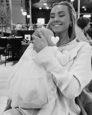 Martine Lunde Instagram - En som er veeeeldig fornøyd med at venna begynner å få barn😍❤️ @sandrahjelmseth