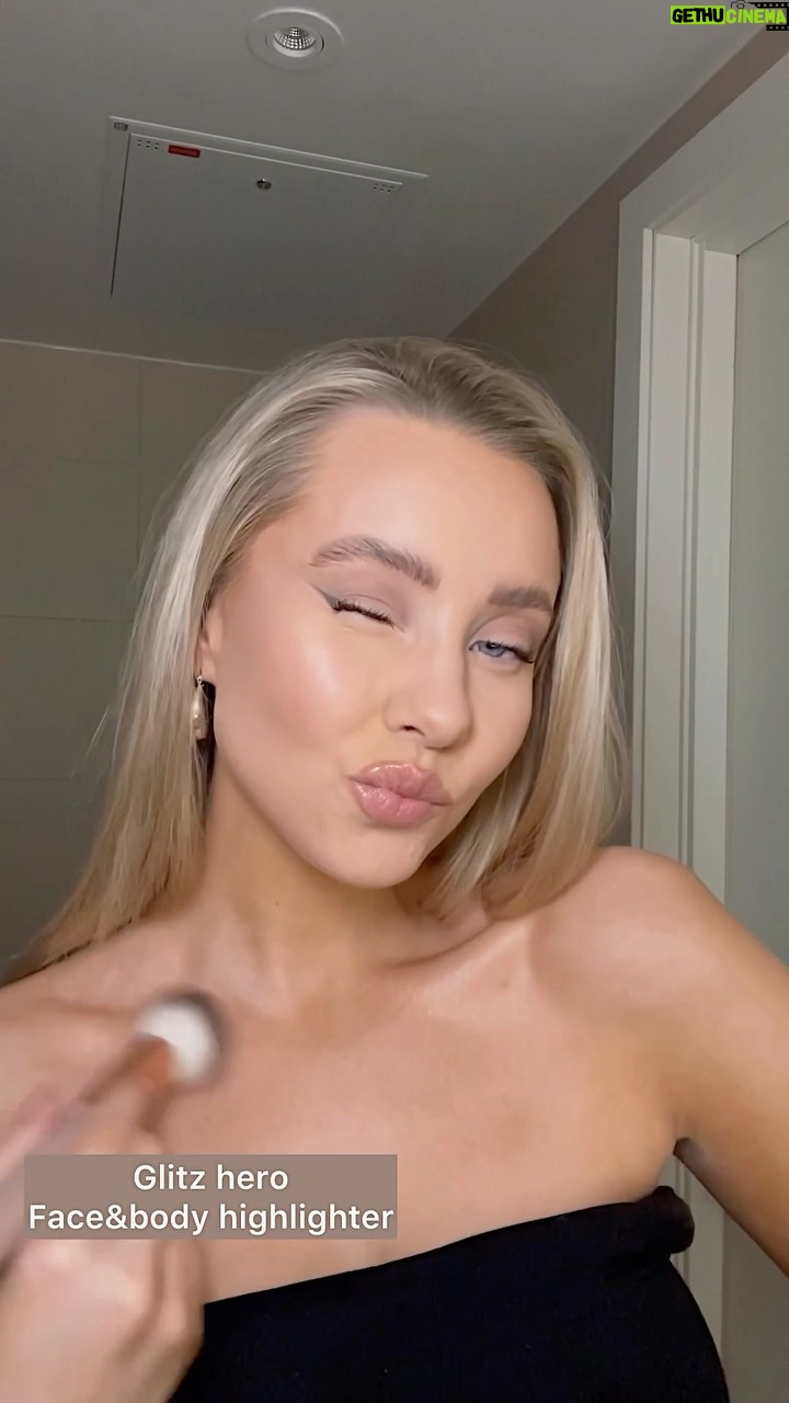 Martine Lunde Instagram - Annonse @makeupmekka đ€ Ah, er sĂ„ mange av disse produktene jeg har blitt sÄÄ glad i! Spesielt soft tint serum foundationen, og ikke minst min nye favoritt leppekombođ Med koden MARTINE25 fĂ„r dere 25% rabatt pĂ„ alle ordinĂŠre varer fra @makeupmekka đ€