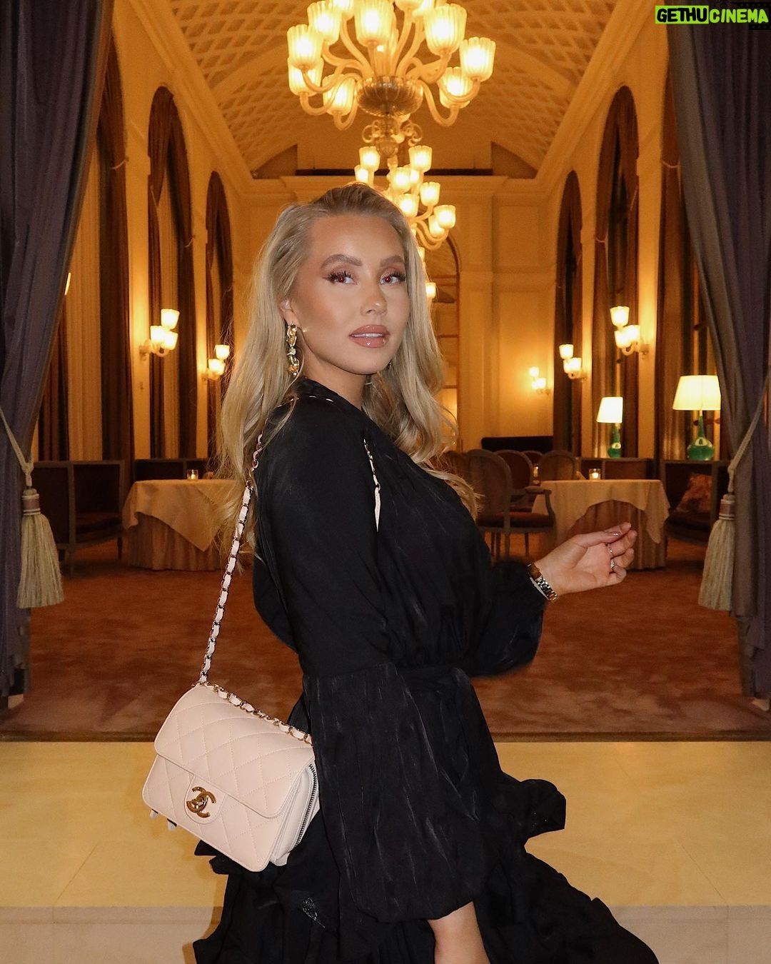 Martine Lunde Instagram - 💋💋 D'anglettere