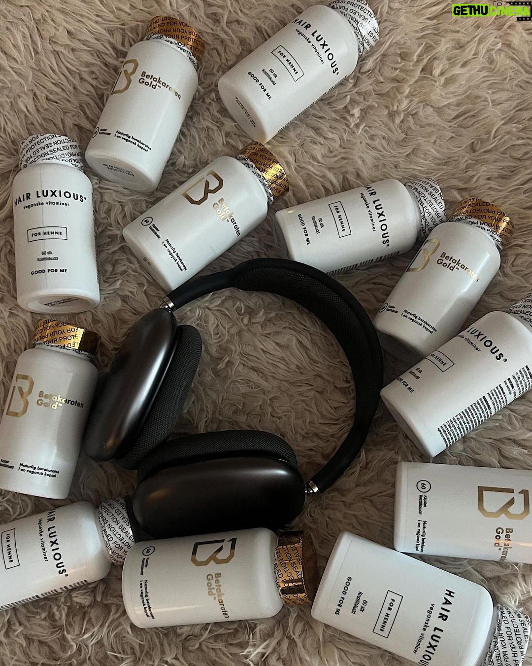 Martine Lunde Instagram - Annonse GIVEAWAY @luxious.no GIVEAWAY❤️ På søndag lanseres det noe SÅ spennende hos @luxious.no og jeg kan nesten ikke vente med å teste dette😍 Derfor er jeg nå så heldig som kan gi bort en skikkelig bra premie til dere! Nå kan dere vinne AirPods Max (valgfri farge), 6 bokser med @hairluxious og 6 bokser med @betakarotengold ✨ For å delta må dere: 1. Følge @luxious.no 2. Nevne en som burde få med seg dette Vinneren trekkes 9. februar Masse lykke til, og husk å følge @luxious.no for en sinnsykt bra lansering på søndag😍