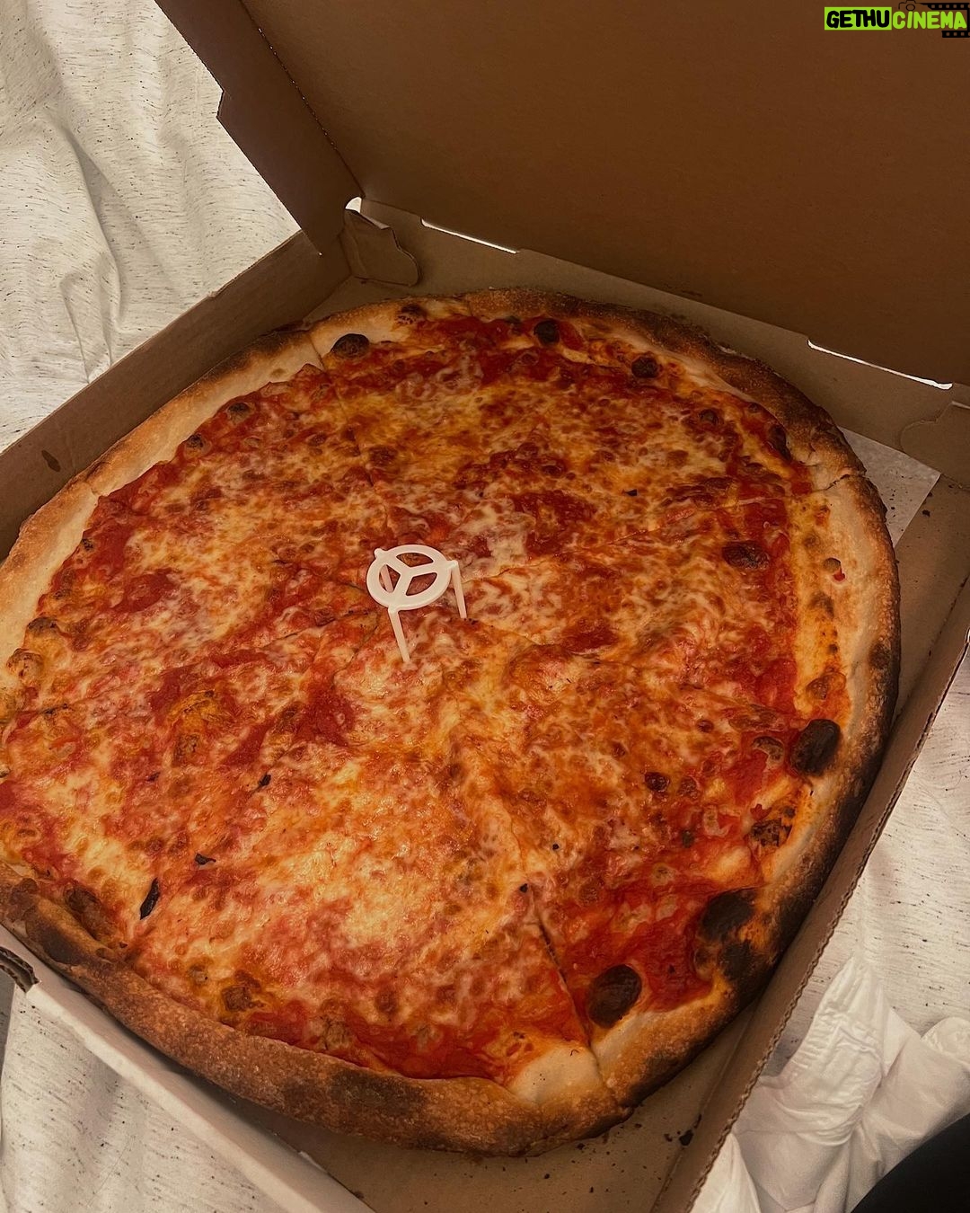 Martine Lunde Instagram - 🍕🍕🍕 Joe’s Pizza Times Square