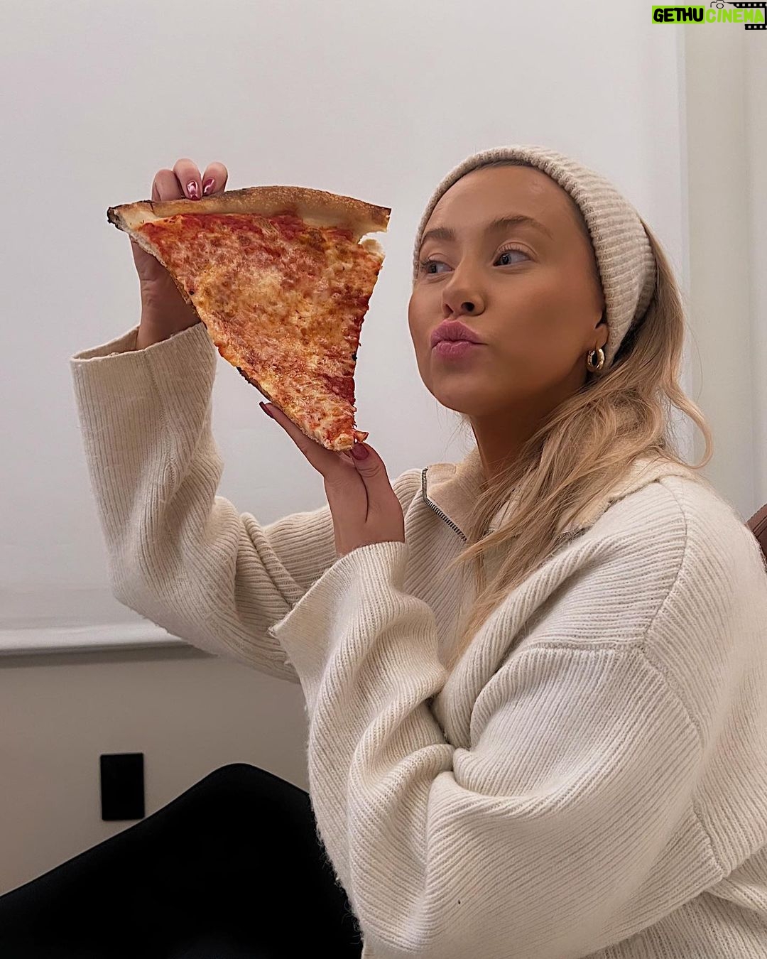 Martine Lunde Instagram - 🍕🍕🍕 Joe’s Pizza Times Square