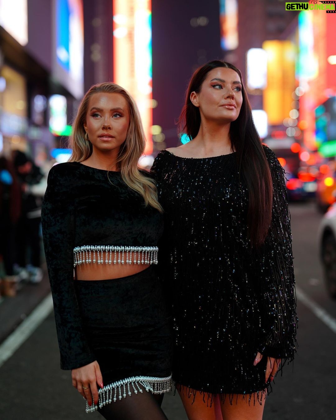 Martine Lunde Instagram - ❤️❤️ Times Square, New York City