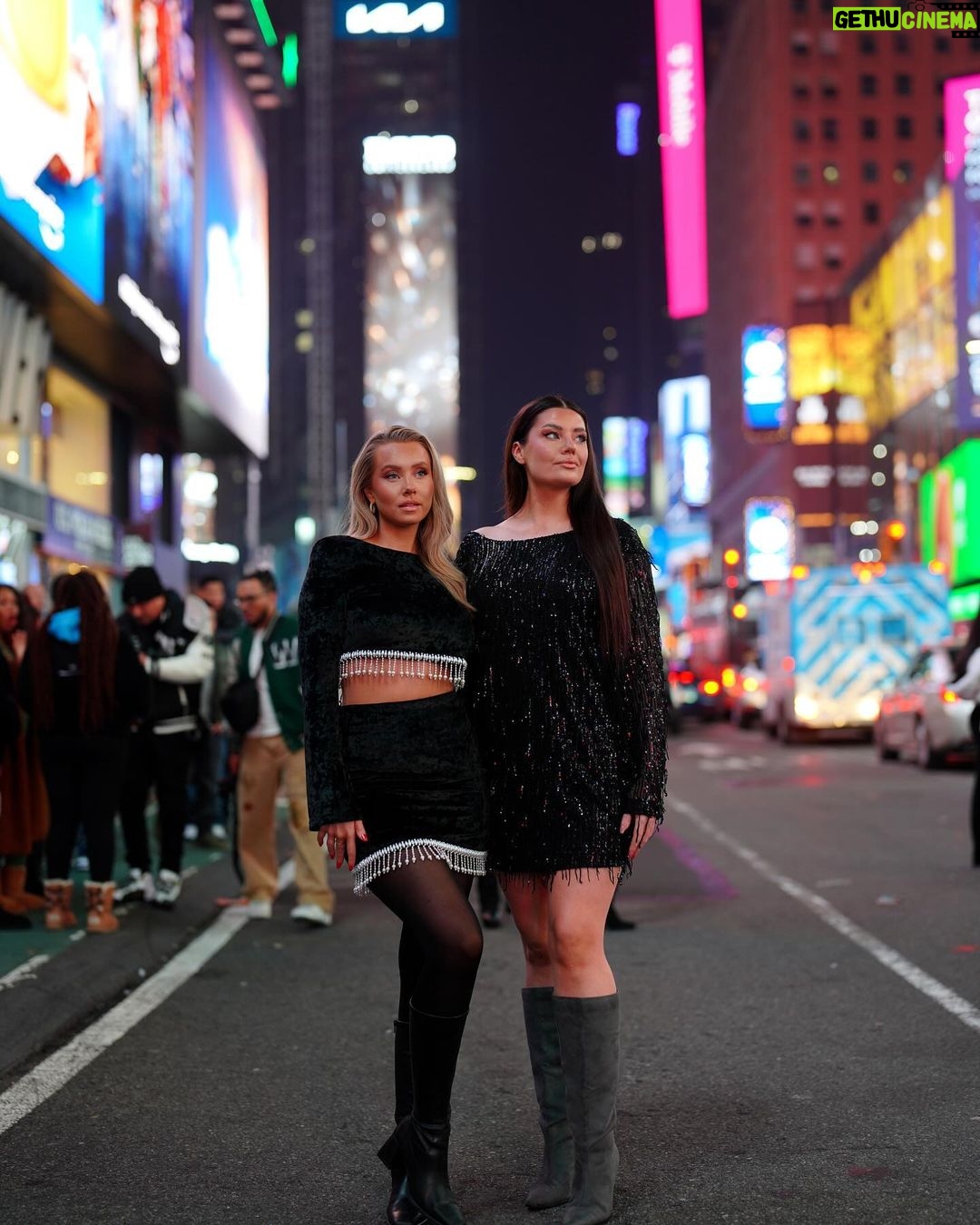 Martine Lunde Instagram - ❤️❤️ Times Square, New York City