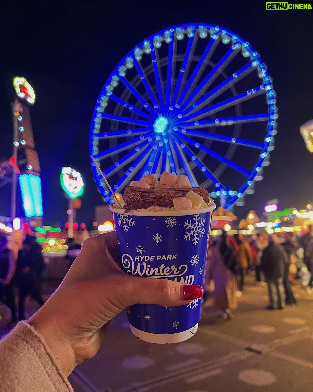 Martine Lunde Instagram - London med mamma🤍❄️✨ Winter Wonderland