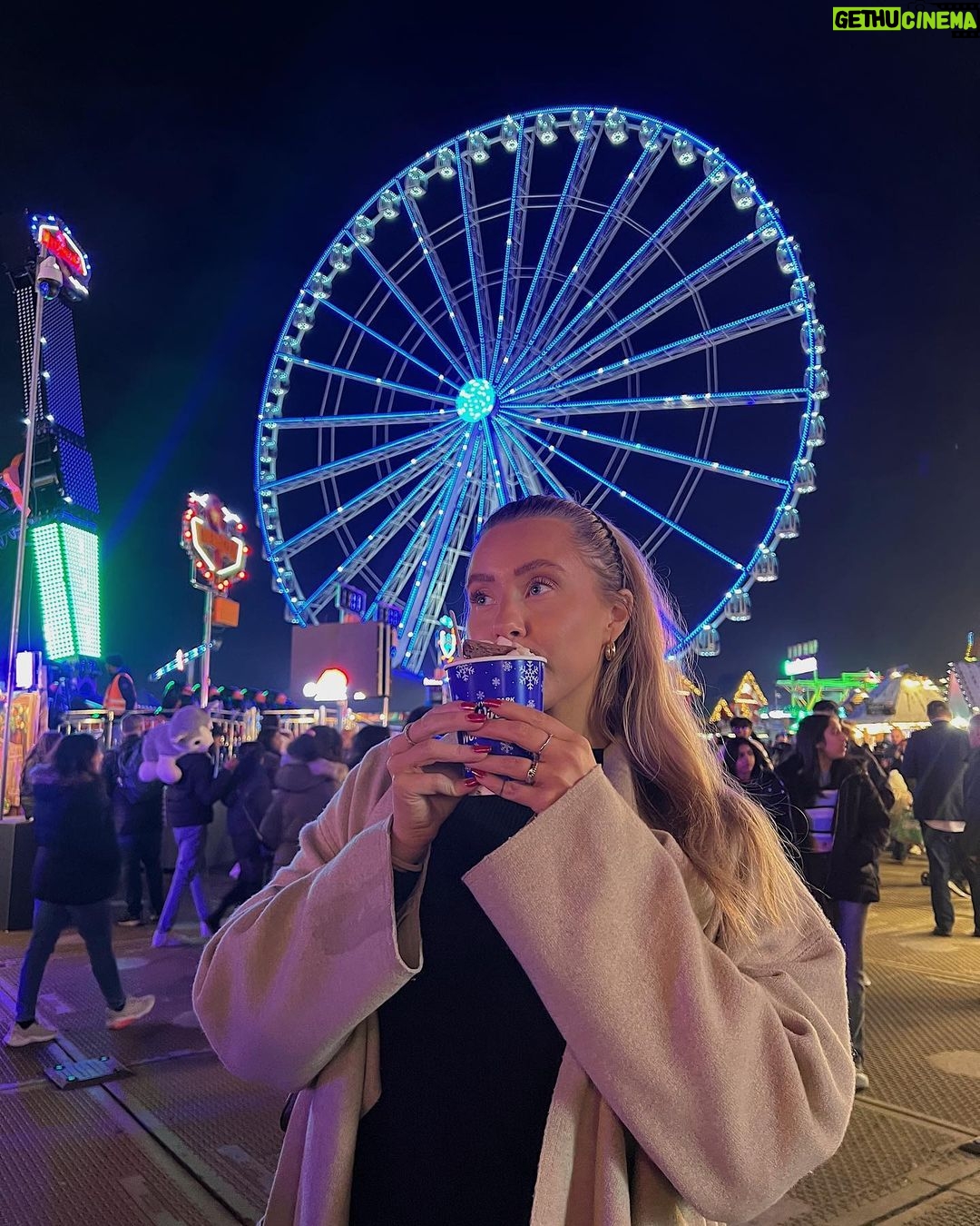 Martine Lunde Instagram - London med mamma🤍❄️✨ Winter Wonderland