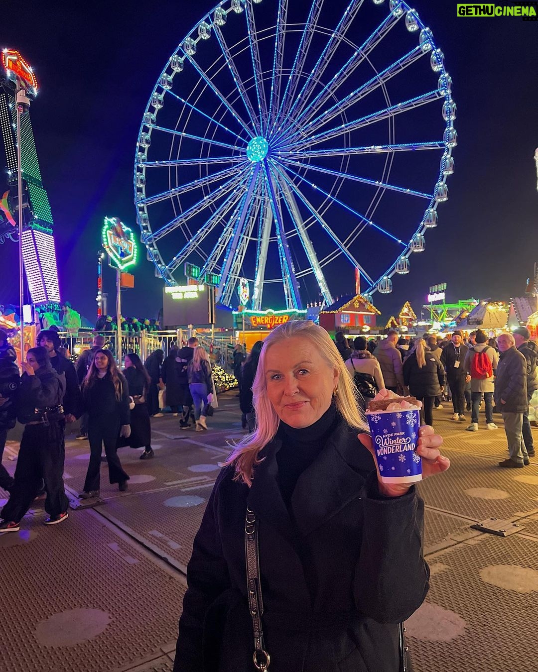 Martine Lunde Instagram - London med mamma🤍❄️✨ Winter Wonderland