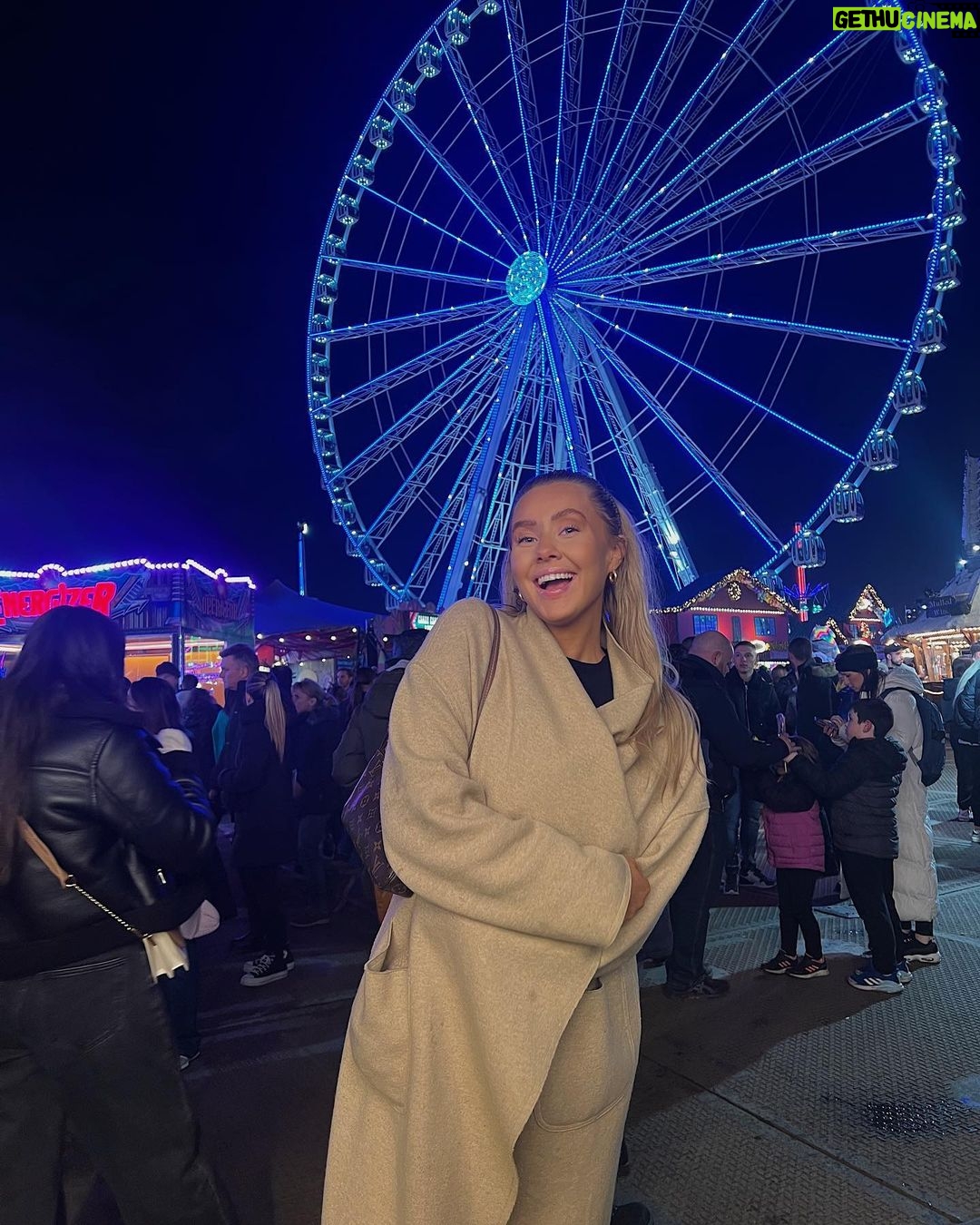 Martine Lunde Instagram - London med mamma🤍❄️✨ Winter Wonderland