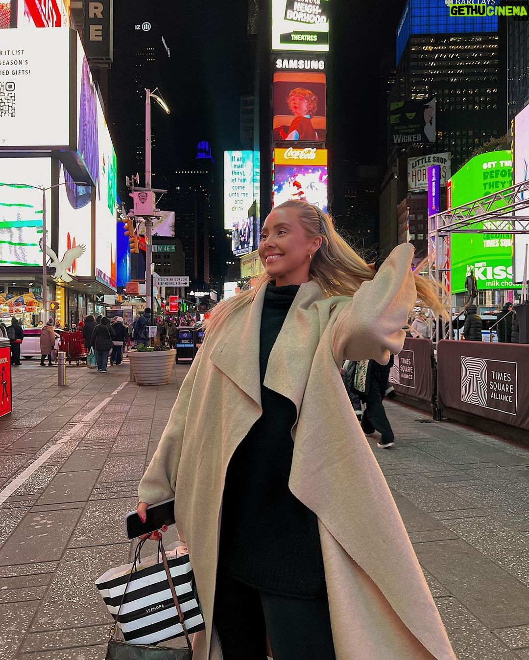 Martine Lunde Instagram - Endelig tilbake i favorittbyen🗽 Times Square, New York City