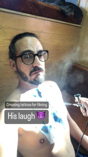 Marwan Younes Instagram - تاتوهات فيلم الفيل الازرق ٢ (ضحكة طارق خطيرة) #فيلم #افلام  #صناعة_السينما #تصوير 
#bts #tattoo #spray #film #movies #behind_the_scenes #acting #fx