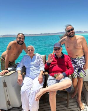 Marwan Younes Instagram - Who’s a very lucky person? WHO?? #family #reunion #expatlife #twins