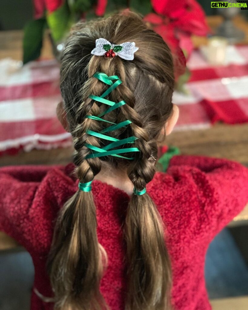 Mary Katharine Ham Instagram - I am an ✨artiste✨ (who learns from other artistes who make YouTube videos and Reels). Christmas program hair: ❤️🎄💚💅🏻