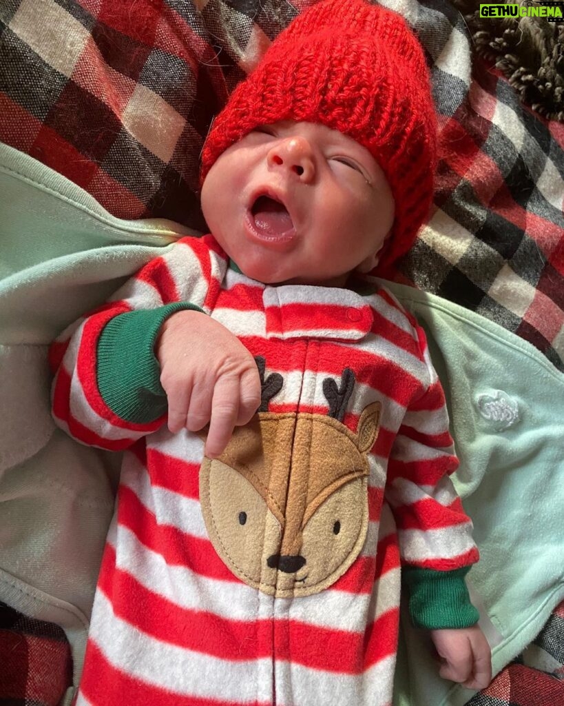 Mary Katharine Ham Instagram - One week home, one college football national championship ❤🏈🖤, zero good pics of all 4 kids together. 🤷🏻‍♀ Everyone is still hanging in there! Cal has met his grandparents and a whole zoo of cousins. He is a calm baby and a solid sleeper so far and his mother thanks him for it. 💙 Thanks to Steve and then my parents and now his parents helping us out, and my sweet Mama friends for sending food, all letting me hang out in bed with a newborn, read mysteries, and get rest!
