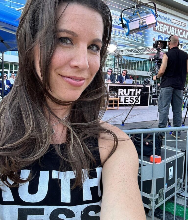 Mary Katharine Ham Instagram - Look, I don’t usually wear the band’s t-shirt to the concert, but what are the rules for live podcasts anyway? For the progrum, I wear merch!