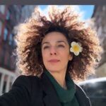 Masih Alinejad Instagram - حکومت کودک‌کش و ضد زن، حکومتی که حیاتش به اعدام و طناب دار گره خورده، جایش در زباله دان است نه عرصه‌های جهانی. نباید اجازه دهیم جمهوری اسلامی همانند یک حکومت عادی در کنفرانس‌های جهانی حاضر شود. متاسفانه این کار آسانی نیست و در یک سال گذشته غرب بارها تلاش کرد با اتکا به مشاوره‌هایی که لابیگران به آنها دادند دوباره وارد مذاکره با مقامات جمهوری اسلامی شود. در این مسیر هر یک از ما به تنهایی مسولیم و به اندازه‌ای که در توان داریم باید مقابل عادی سازی حکومت آپارتایدی و دیکتاتوری بایستیم همانگونه که زندانیان شجاع از دل زندان، خصوصا زنانی که برای نه گفتن به جمهوری اسلامی اعدام، دست به اعتصاب غذا زدند، خانواده‌های کشته شدگان، از دل ایران و زنان سرکش در کف خیابان‌ها هر روز جمهوری اسلامی را رسواتر می‌کنند ما هم باید امتداد صدای پر امید آنها باشیم. رهبران تغییر در دل ایران، جمهوری اسلامی را خوار و‌خفیف کردند و علی‌رغم تمام زخمی که بر تن دارند، با تبعیض و‌ فقر و سرکوب سالها از نزدیک زندگی کرده و مبارزان پر امیدی هستند که هرگز کوتاه نمی‌آیند. پس ما نیز در برابر زخم‌ها کوتاه نیاییم و با صدای بلند در جامعه جهانی بگوییم یک ایران متکثر، متحد بهتری برای جهان است تا جمهوری اسلامی مستبدی که همه‌ی صداها را خفه کرده است. خرسندم که امسال نیز به عنوان سخنران در کنفرانس امنیتی مونیخ دعوت شده‌ام تا در چالش‌های پیش روی دموکراسی در چشم انداز جهانی کنونی بپردازم جهانی که در آن متاسفانه دیکتاتورها در مقایسه با کشورهای دموکراتیک متحد تر هستند. تا همین اواخر، کنفرانس مهم مونیخ از دیکتاتورها و مدافعان آنها مانند جواد ظریف دعوت میکرد یا به تهران می‌رفتند تا با قاسم سلیمانی که عامل اصلی جنگ‌افروزی در عراق، لبنان و سوریه بود، دیدار کنند. امروز، من از اینکه رهبری جدید در کنفرانس امنیتی مونیخ توجه بیشتری به نیروهای طرفدار دموکراسی می کند سپاسگزارم. در کنفرانس بر این موضوع تمرکز خواهم کرد که چگونه جمهوری اسلامی بزرگترین عامل ناامنی در منطقه و‌جهان است. رژیمی که نه تنها هشتاد میلیون ایرانی را به عنوان گروگان نگه داشته است، بلکه برای کشتن اوکراینی‌ها، به پوتین پهباد می‌فرستد. سازمان‌های تروریستی منطقه مانند حزب‌الله و حماس و حوثی‌ها را مورد حمایت مالی قرار داده و عامل اصلی حملات هفتم اکتبر به شهروندان اسراییلی بوده. کشورهای دموکراتیک باید با این دیکتاتورها و تروریست‌های متحد، مقابله کنند در غیر اینصورت در آینده نزدیک تروریست‌ها در خاک کشورهای غربی شرارت بیشتری از خود نشان خواهند داد.