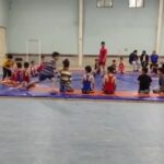 Masih Alinejad Instagram - . به نام خدای رنگین‌کمان؛ ‌داشتم کپشن پست میثم پیرفلک پدر کیان را می‌خواندم که با این ویدیو منتشر کرده است. کودک نخبه ۹ ساله‌ای که هر چه بیشتر از او می‌دانم، بیشتر خشمگین می‌شوم. چقدر درست نوشته پدر کیان که : «کسی را از دست دادیم که می‌توانست یکی از مفیدترین و پرافتخارترین افراد زمانه خود باشد.» جمهوری اسلامی کیان را کشت. نیروهای حکومت ماشین شخصی خانواده کیان را بدون هیچ دلیلی به رگبار بستند و حالا برای طناب دارشان مجاهد کورکور بی‌گناه را پیدا کرده‌اند که پدر و مادر شجاع کیان سناریوی حکومت را نقش بر آب کردند. جنایت خامنه‌ای علیه این خانواده یکی از بزرگترین و دردناک‌ترین جنایات تاریخ است. همانطور که میثم می‌گوید نام و افکار بلند کیان جاودانه است. در کنار خانواده پیرفلک و تمام خانواده‌های دادخواه ایستاده‌ام و هرگز نه میبخشیم و نه فراموش می‌کنیم. #کیان_پیرفلک #زن_زندگی_آزادی