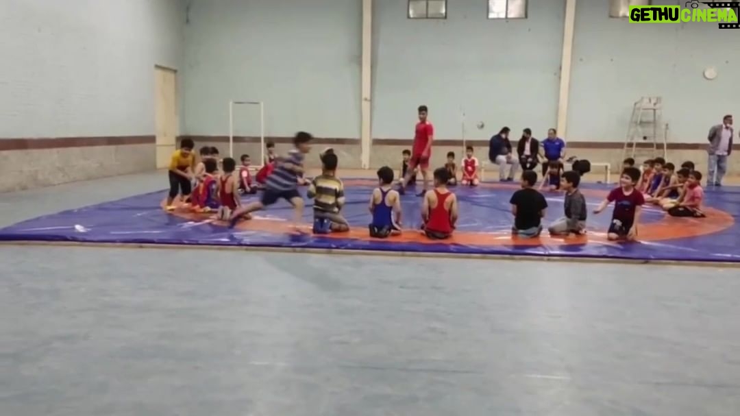 Masih Alinejad Instagram - . به نام خدای رنگینکمان؛ داشتم کپشن پست میثم پیرفلک پدر کیان را میخواندم که با این ویدیو منتشر کرده است. کودک نخبه ۹ سالهای که هر چه بیشتر از او میدانم، بیشتر خشمگین میشوم. چقدر درست نوشته پدر کیان که : «کسی را از دست دادیم که میتوانست یکی از مفیدترین و پرافتخارترین افراد زمانه خود باشد.» جمهوری اسلامی کیان را کشت. نیروهای حکومت ماشین شخصی خانواده کیان را بدون هیچ دلیلی به رگبار بستند و حالا برای طناب دارشان مجاهد کورکور بیگناه را پیدا کردهاند که پدر و مادر شجاع کیان سناریوی حکومت را نقش بر آب کردند. جنایت خامنهای علیه این خانواده یکی از بزرگترین و دردناکترین جنایات تاریخ است. همانطور که میثم میگوید نام و افکار بلند کیان جاودانه است. در کنار خانواده پیرفلک و تمام خانوادههای دادخواه ایستادهام و هرگز نه میبخشیم و نه فراموش میکنیم. #کیان_پیرفلک #زن_زندگی_آزادی