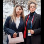Masih Alinejad Instagram - . من کوثری هستم که از چهارشنبه‌های سفید مسیح را دنبال می‌کردم. از همان آغاز نوجوانی که حجاب اجباری چنگ بر گلویمان انداخته بود. هرگز فراموش نمی‌کنم که تو انگیزه و امید به من دادی در روزهای تاریک و خفقان ایران و این قدرت را به من و بسیاری از زنان آزادیخواه داخل ایران تزریق کردی. خیلی خوشحالم که تونستم در این مسیر نه چندان آسان سربلند و محکم قدم بردارم و هم‌چنان ادامه دهم و صدای مردم شریف ایران باشم. مردمی که لیاقت آزادی و دموکراسی و آرامش را دارند. ازت خیلی آموختم. آموختم ایستادن در برابر ناملایمات زندگی را، آموختم که با زخم‌ها هم می‌شود جوانه زد، آموختم که دشمن اول و آخر ما جمهوری اسلامی است و پرداختن به حواشی ما را از هدفمان که نابودی رژیم جنایتکار است دور می‌کند. « قسم به خون یاران، ایستاده‌ایم تا پایان» «پاینده باد ایران» #زن_زندگی_آزادی #مرد_میهن_آبادی #چشم_برای_آزادی