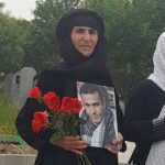 Masih Alinejad Instagram - اقتدار یعنی مقاومت و شجاعت دایه شریفه نه آن اقتدار پوشالی جمهوری اسلامی که از این مادر وحشت دارد. مادران دادخواهی که تنها سلاح‌شان، صدای‌شان و قاب عکس فرزند به دار کشیده شده‌شان است.‏من به شما افتخار می‌کنم دایه شریفه‌ی سربلند. دایه شریفه مادر #رامین_حسین‌پناهی‬⁩ یکی از زنان قدرتمند کردستان است، ابتدا فرزندش را دار زدند، سپس پیکر بی‌جانش را از او پنهان کردند. اما او همیشه صدای بلند دادخواهی نه فقط رامین که دیگر کشته‌شدگان این سرزمین توسط جمهوری اسلامی و سپاه تروریستش است. امروز نیروهای بزدل امنیتی او را بە همراە چند نفر دیگر از خانواده‌ها در سنندج برای مدتی بازداشت کردند تا مانع از حضور او در مراسم ⁧‫#پژمان_فاتحی‬⁩ شوند. ‏