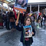 Masih Alinejad Instagram - چقدر این عکس درد دارد. پدرش را ممکن است فردا بعد از اذان صبح اعدام کنند. نامش صباح است پسر ⁧‫#پژمان_فاتحی‬⁩ در کمپین ⁧‫#نه_به_اعدام‬⁩ عکس توماج صالحی را بالا برده چون توماج صدای مردم بود. ‏امشب که پدرش در خطر قریب الوقوع اعدام است، چند هنرمند، ورزشکار و چهره‌هایی که فالوئرهای میلیونی دارند صدای پدر او و دیگر زندانیان سیاسی در نوبت اعدام هستند؟ خانواده‌های زندانیان کرد راهی تهران هستند تا بروند مقابل زندان اوین تا مانع اعدام فرزندان‌شان شوند. از مردم درخواست کردند که آنها را تنها نگذارند. از همه درخواست می‌کنم امشب صدای این خانواده‌ها باشند که آنها را برای ملاقات آخر به اوین فرا خواندند. خبر، احتمال اعدام آنهاست، هر خبر دیگری حاشیه است.