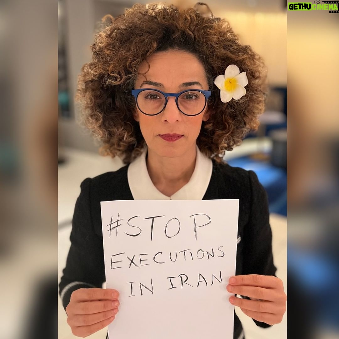 Masih Alinejad Instagram - . اعتصاب غذای خود را از صبح امروز در اعتراض به اعدام زندانیان سیاسی توسط جمهوری اسلامی آغاز کردم. در واقع این یک حرکت نمادین در راستای همبستگی با ۶۱ زندانی سیاسی زن در ایران است. اگر چه من هرگز نمیتوانم رنجی را که زنان شجاع در زندان میکشند لمس کنم، اما کیلومترها دورتر از آنان با آنها همراه و همصدا شدم. من با زنان هموطنم که در زندان هستند و از این طریق میخواهند صدای اعتراض شان به اعدام و جنایتهای جمهوری اسلامی را به گوش جهانیان برسانند همراه هستم. این زنان شجاع در زندان شکنجه شده و آزار و اذیت جنسی را متحمل شدهاند، با این حال تسلیم نشدند و دست به اعتصاب غذا زدند. در همراهی با اعتصاب غذای زنان زندانی در واقع ما این پیام را به بقیه جهان میدهیم که : «ما علیه رژیم قاتل جمهوری اسلامی متحد هستیم.» #زن_زندگی_آزادی