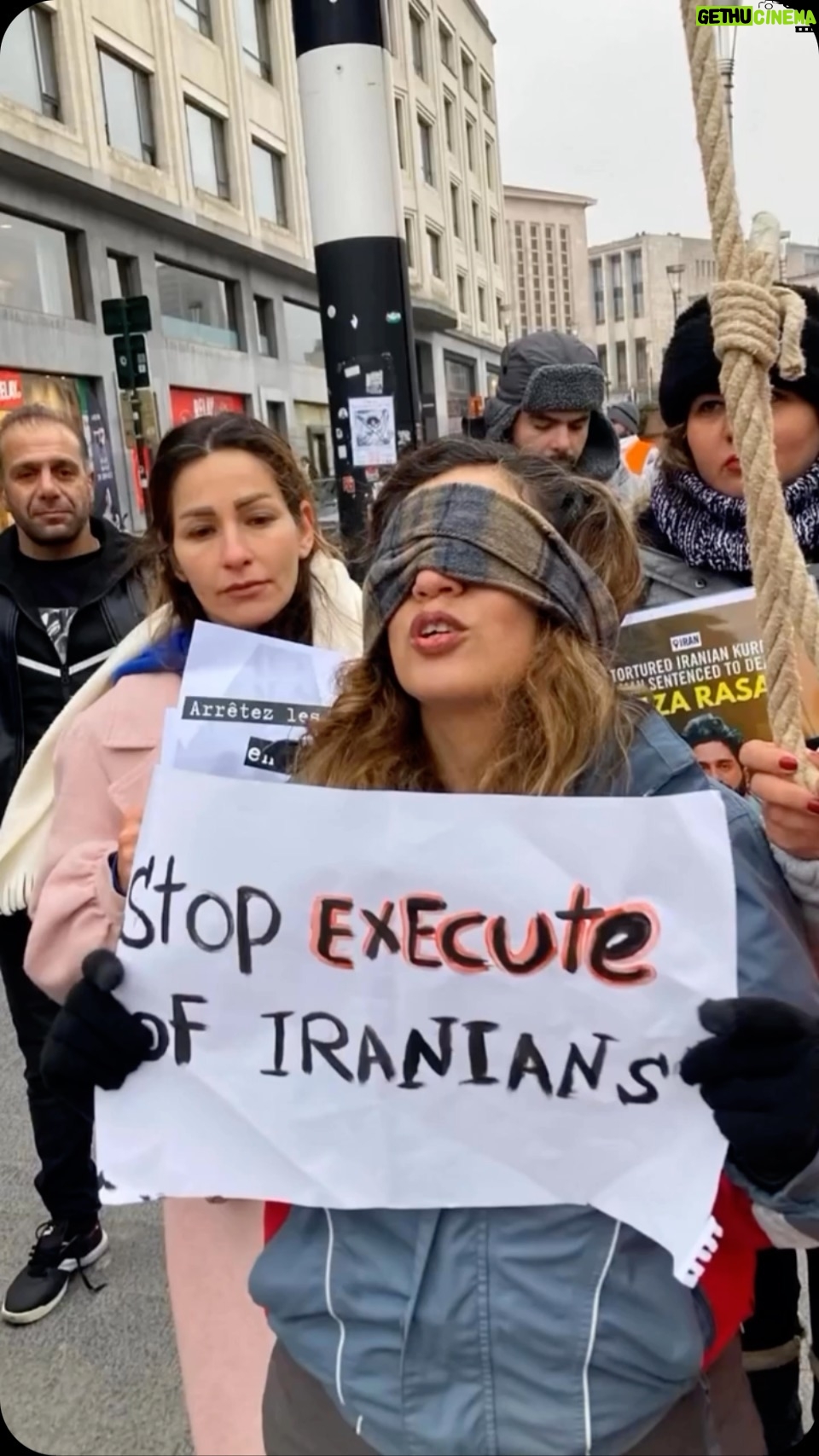 Masih Alinejad Instagram - هفته کارزار جهانی علیه اعدام است و ایرانیان زیادی از سراسر جهان به این کارزار مهم پیوستهاند تا در ادامهی انقلاب «زن زندگی آزادی» امتداد صدای مردم داخل ایران باشند و به اعدامهای بیرحمانه رژیم جمهوری اسلامی اعتراض کنند. اتحاد بینظیر ما مردم ایران در جایجای این کره خاکی، کابوس خامنهای است. در کنار هم و با صدایی بلندتر از همیشه فریاد آزادی سر دهیم و جامعه بینالملل را مجبور به ایستادن در کنار مردم ایران کنیم نه در کنار قاتلان و تباهان. تا همیشه #زن_زندگی_آزادی #نه_به_اعدام